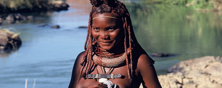 Jeune femme Himba dans le Kaokoland