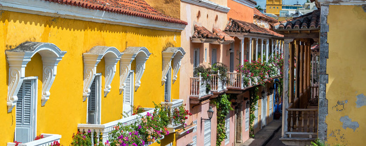 Rue de Carthagnène des Indes en Colombie façades colorées