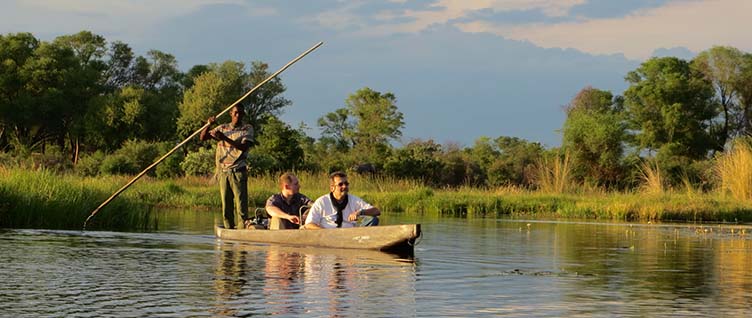 En mokoro dans le delta de l'Okavango